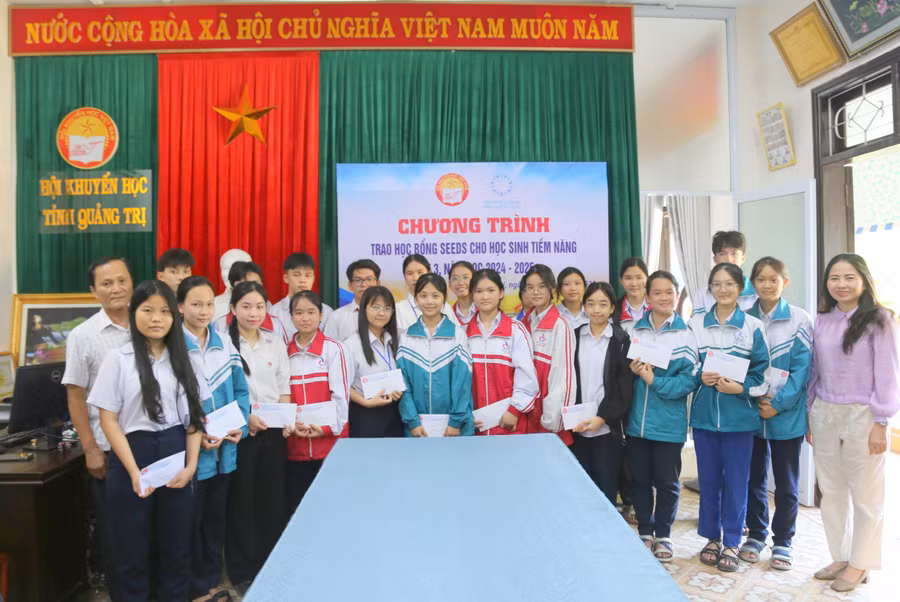 Lãnh đạo Hội Khuyến học tỉnh trao học bổng đến sinh viên, học sinh có hoàn cảnh khó khăn, đạt thành tích cao trong học tập.