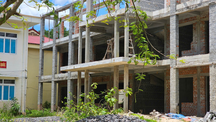 Công trình dãy nhà 3 tầng Trường THPT A Túc thi công dang dở.