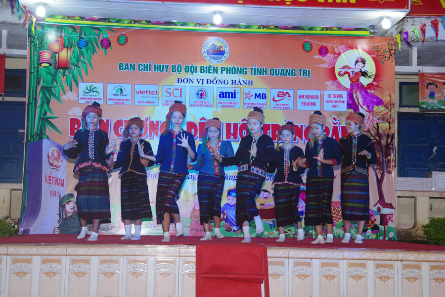 ... và các tiết mục văn nghệ đậm màu sắc văn hóa dân tộc. 6f2c146970e4fabaa3f5.jpg