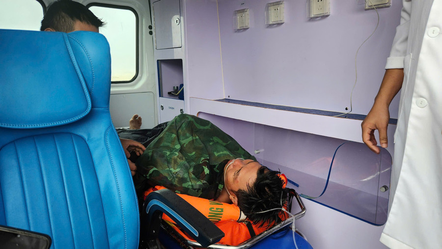 Ngư dân Nguyễn Văn Trường (ở An Giang) được lực lượng y tế chăm sóc sức khỏe. 50a083c0850b0f55561a.jpg