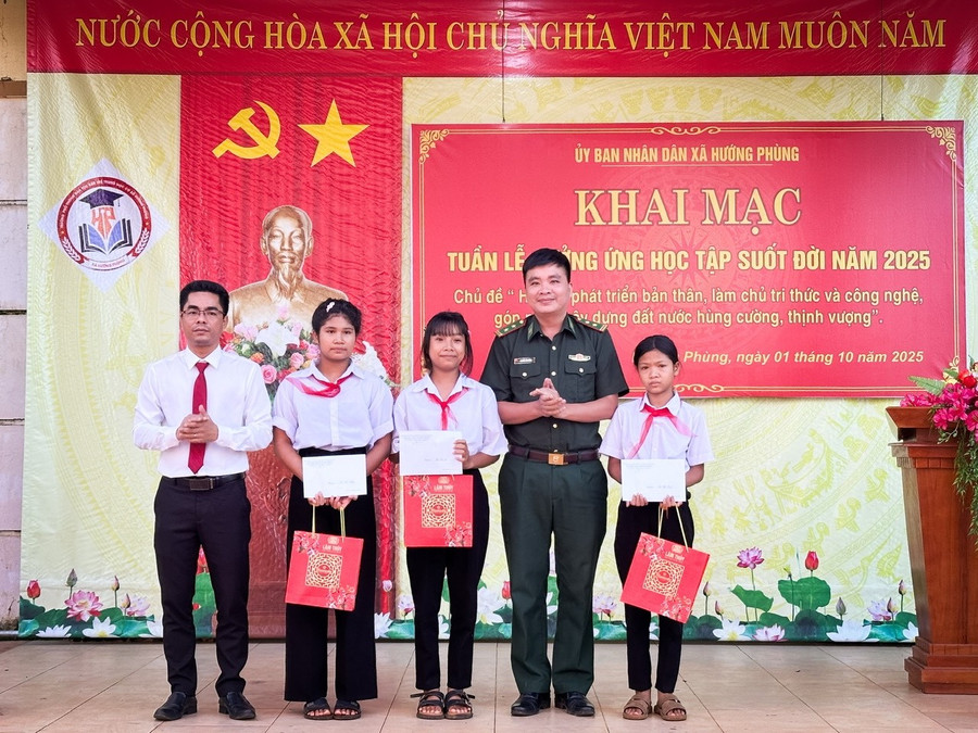 Đồn Biên phòng Hướng Phùng trao quà cho 3 học sinh có hoàn cảnh khó khăn. 9811e4228bd6018858c7.jpg