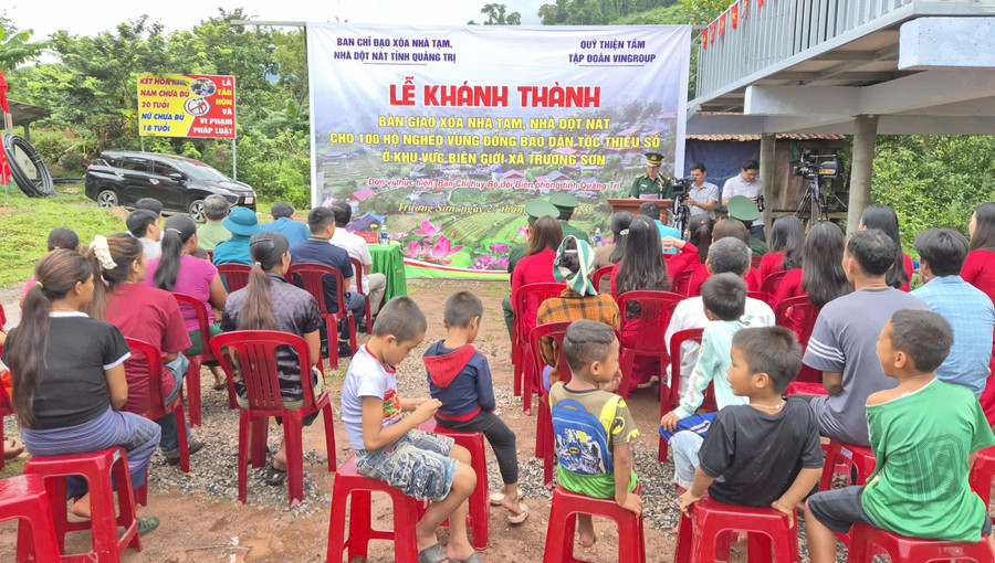 Ngày vui của người dân ở xã Trường Sơn, tỉnh Quảng Trị khi được tiếp nhận những căn nhà mới. anh-1.jpg