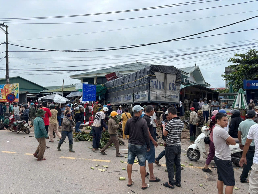 Người dân đến hiện trường hỗ trợ người bị nạn. 1000015812.jpg