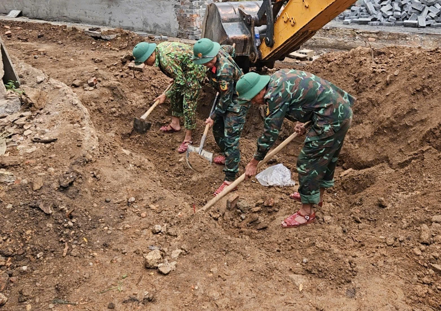 Bộ đội quy tập hài cốt liệt sĩ ở khu vực di tích Trường Bồ Đề.