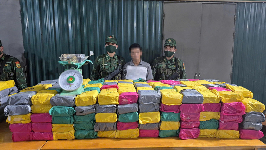 Lực lượng chức năng đấu tranh, thu giữ lượng lớn ma túy. (Ảnh: Hoài Nam)