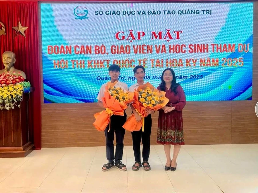 TS Lê Thị Hương, Giám đốc Sở GD&ĐT Quảng Trị động viên đoàn và 2 học sinh lên đường may mắn.