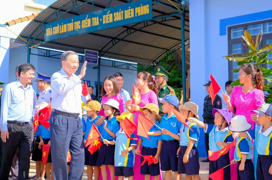 Tổng Bí thư Tô Lâm thăm và làm việc tại đảo Cồn Cỏ. Ảnh: Trần Tuyền thong-bi-thu-tham-con-co-2.jpg