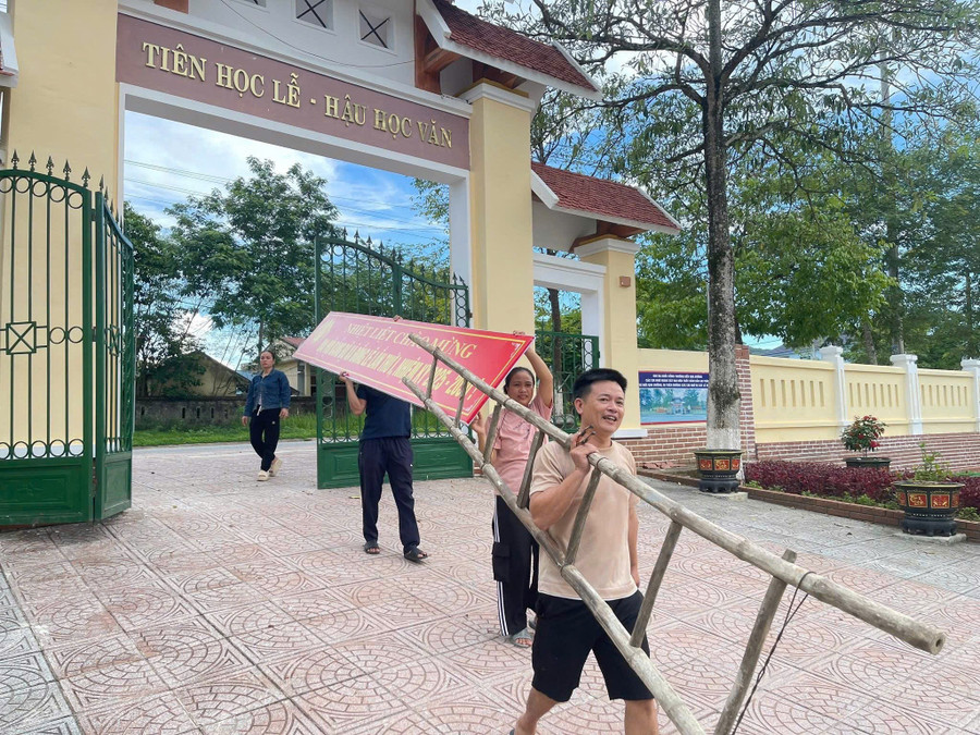 Trước khi bão đổ bộ, thầy cô Trường Tiểu học số 2 Đồng Lê (xã Đồng Lê, tỉnh Quảng Trị) tất bật với công tác chằng chống, dọn dẹp khuôn viên trường học. z6940157287526-11c873333e93bc2cbacec5072919b094.jpg