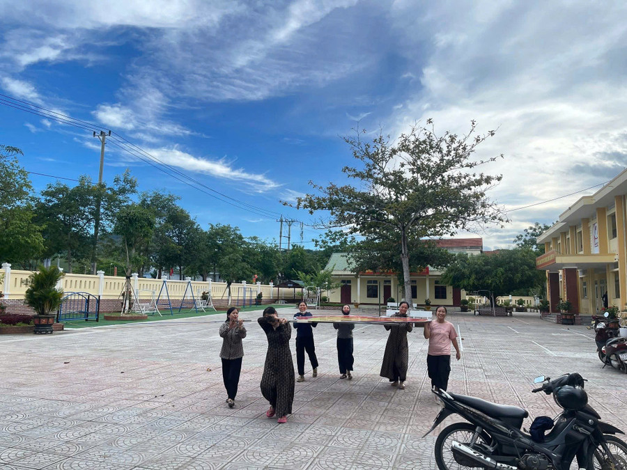 Từ việc chặt tỉa những cành cây cao dễ gãy đổ, thu dọn bàn ghế, che chắn cửa kính, đến kiểm tra hệ thống điện nước, tổ chức phân công lực lượng trực, tất cả đều được thực hiện khẩn trương, chu đáo. z6940157298686-1d92a2b2e0f3b9648d1098162593064e.jpg