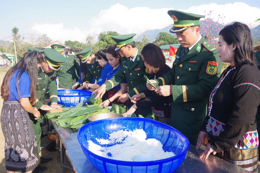 Biên phòng Quảng Trị mang Xuân đến sớm với nhân dân vùng biên giới