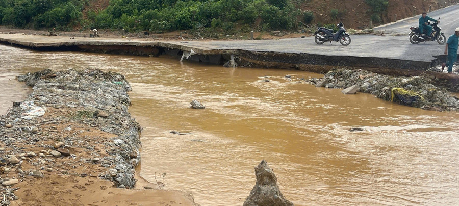Nước lũ cuốn trôi nền đường, khiến giao thông chia cắt. sat-lo-tinh-lo-571.jpg