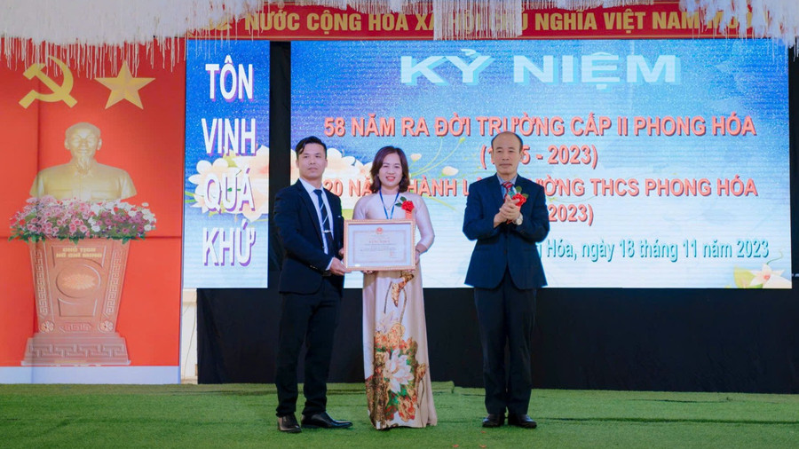 Nhà trường đón nhận Bằng khen của Bộ trưởng Bộ GD&ĐT vì đã có thành tích năm học 2022-2023.