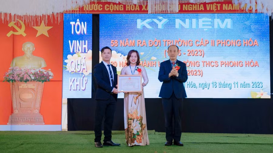 Nhà trường đón nhận Bằng khen của Bộ trưởng Bộ GD&ĐT vì đã có thành tích năm học 2022-2023.