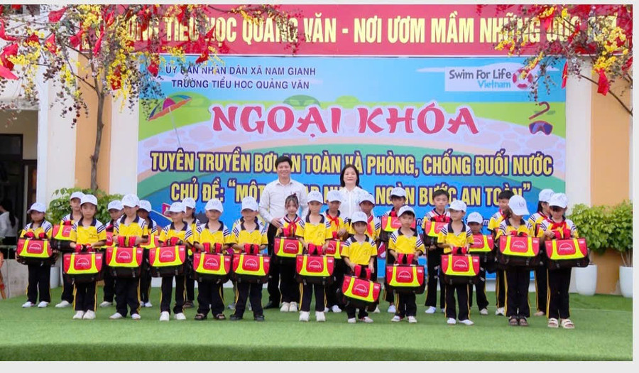 Học sinh tham gia ngoại khóa 'Một cú đạp nước – ngàn bước an toàn'.