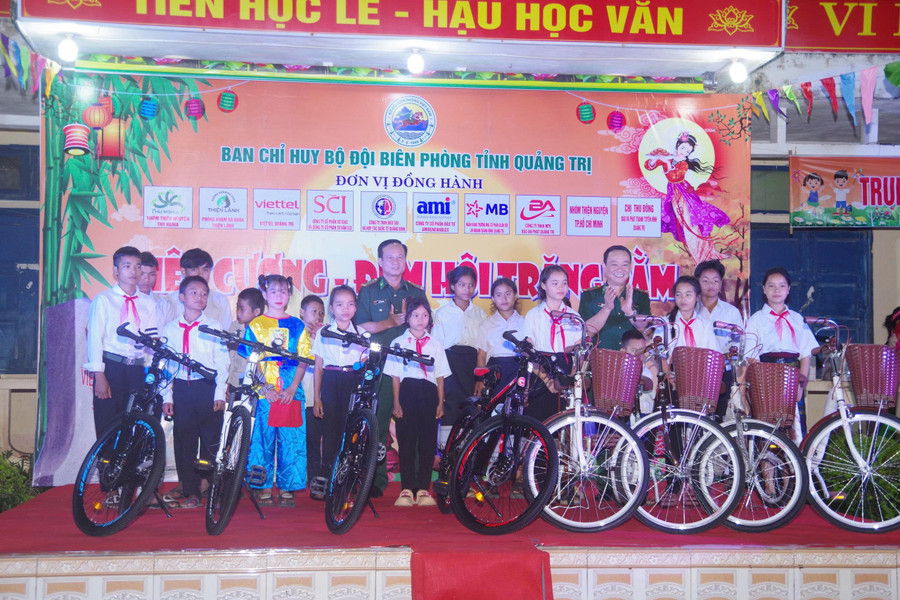Đại tá Đinh Xuân Hùng - Chính ủy và Đại tá Trịnh Thanh Bình, Chỉ huy trưởng Ban Chỉ huy BĐBP tỉnh Quảng Trị tặng xe đạp cho học sinh. d49b38d65c5bd6058f4a.jpg