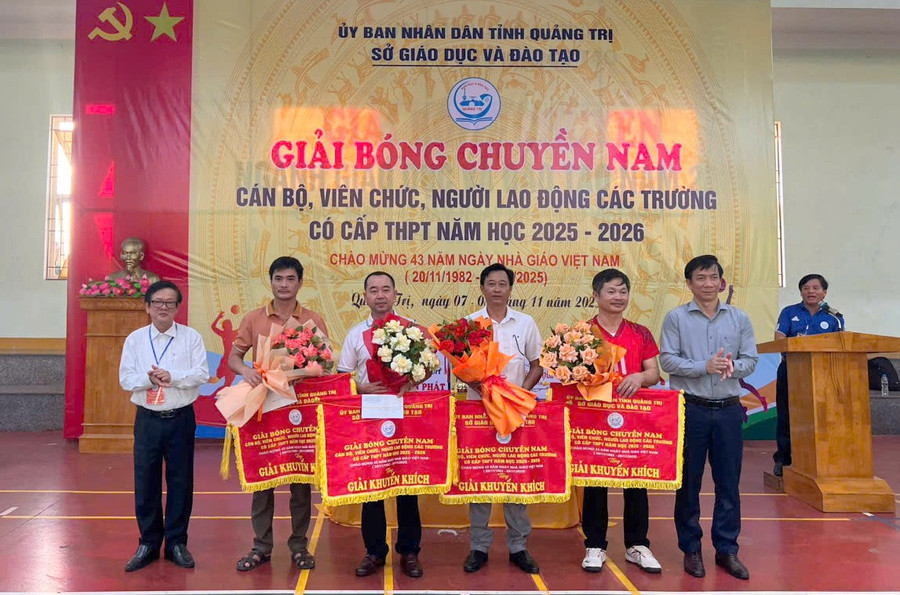 Ban Tổ chức trao giải cho các đơn vị có thành tích thi đấu xuất sắc.