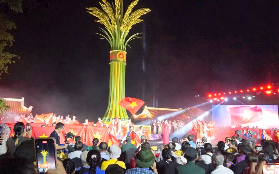 Chương trình chính luận-nghệ thuật với chủ đề Lời tri ân "Dòng sông hoa lửa” tri ân các anh hùng, liệt sĩ hy sinh trong chiến tranh. Ảnh: VQ