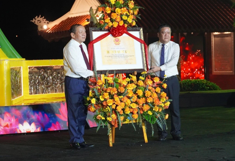 Lãnh đạo Bộ Văn hóa-Thể thao và Du lịch trao Bằng xếp hạng Di tích lịch sử quốc gia “Bến phà II Long Đại-nơi hy sinh của 16 thanh niên xung phong tháng 9/1972” cho lãnh đạo tỉnh Quảng Trị. pha-long-dai-11.jpg