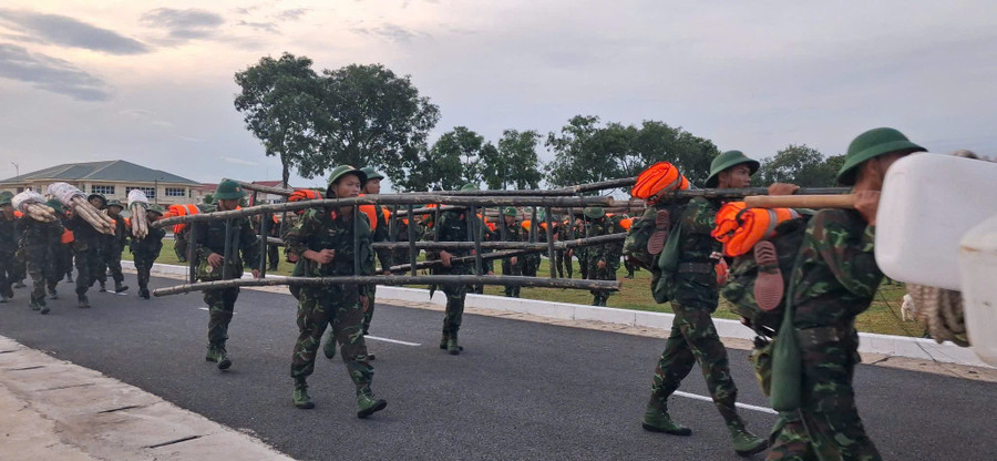 Lực lượng quân sự cơ động thực hiện nhiệm vụ. (Ảnh: Xuân Diện) 8bddefd0c4494c171558.jpg