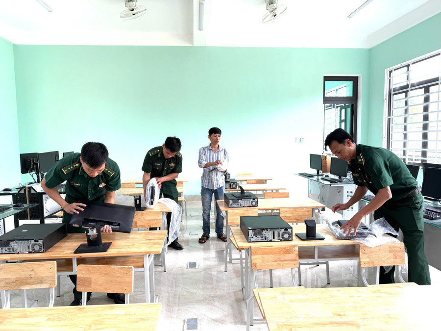 Những chiếc máy tính phục vụ việc dạy và học. 1000016522.jpg
