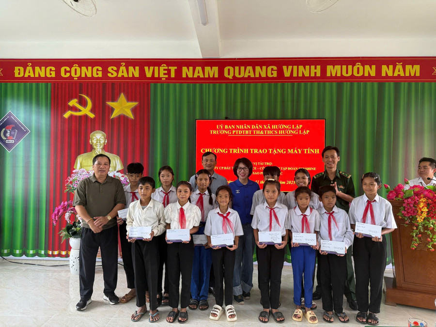 Trao tặng học bổng đến học sinh khó khăn. 1000016524.jpg