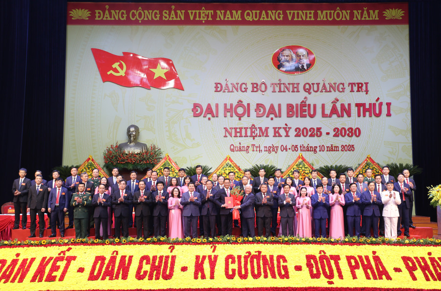 Ông Đỗ Văn Chiến - Chủ tịch Ủy ban Trung ương Mặt trận Tổ quốc Việt Nam tặng hoa chúc mừng Ban Chấp hành Đảng bộ tỉnh Quảng Trị. dai-hoi-1.jpg