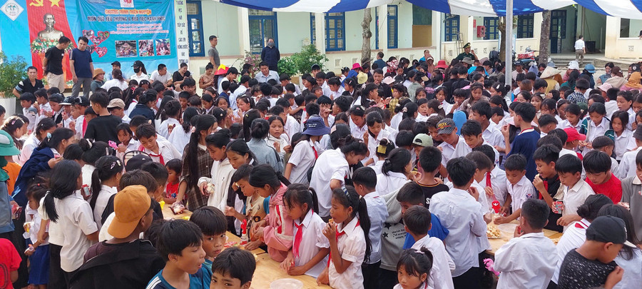 Ngoài được tặng quà, nhân dân và học sinh Vân Kiều được tham gia bữa tiệc do Biên phòng và đoàn thiện nguyện tổ chức. f071054713b898e6c1a9.jpg