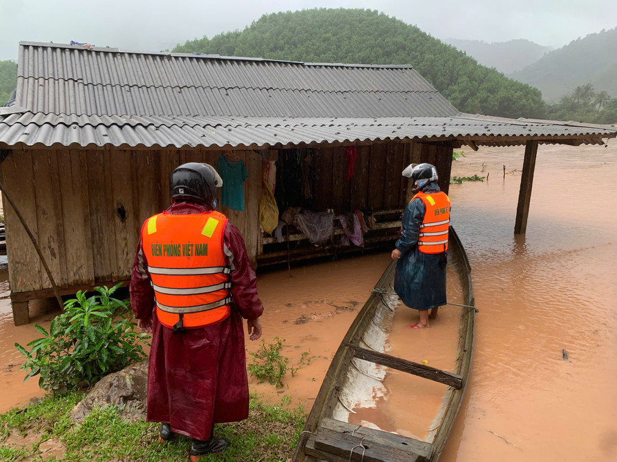 Lực lượng chức năng sơ tán người dân đến nơi an toàn.