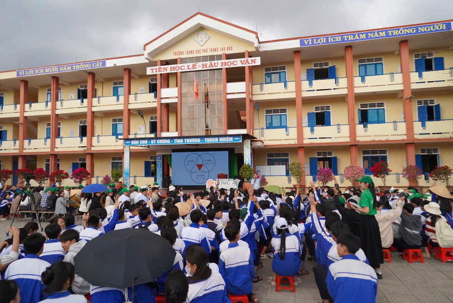 Trường THPT Lao Bảo không ngừng nâng cao chất lượng giáo dục. 481989994-651373290587216-3561594952430912824-n.jpg