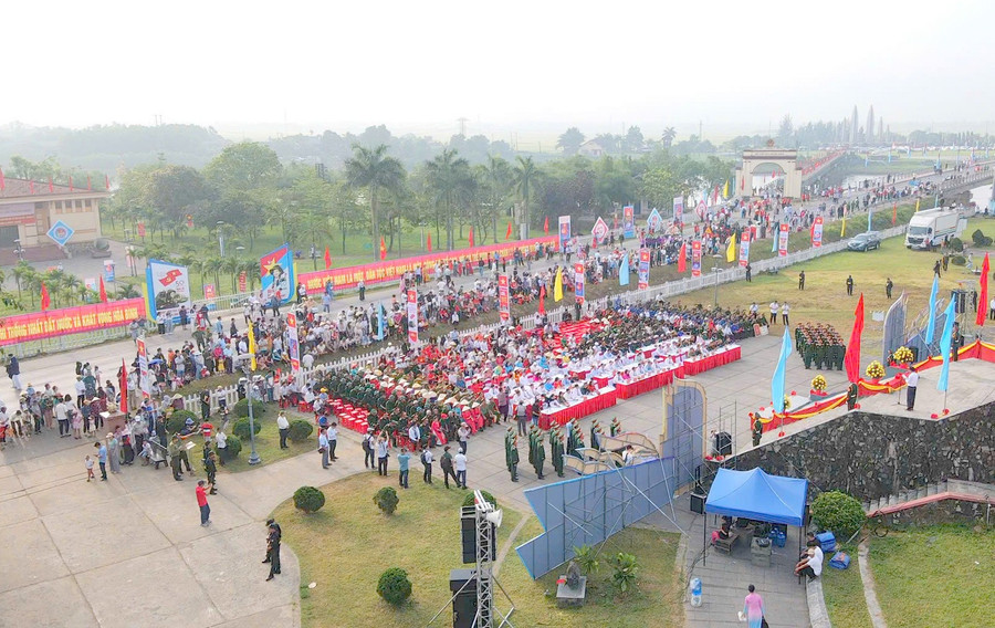 Hàng nghìn người dân, cựu chiến binh, cán bộ tham gia sự kiện chào mừng 50 năm thống nhất đất nước. hien-luong-1.jpg