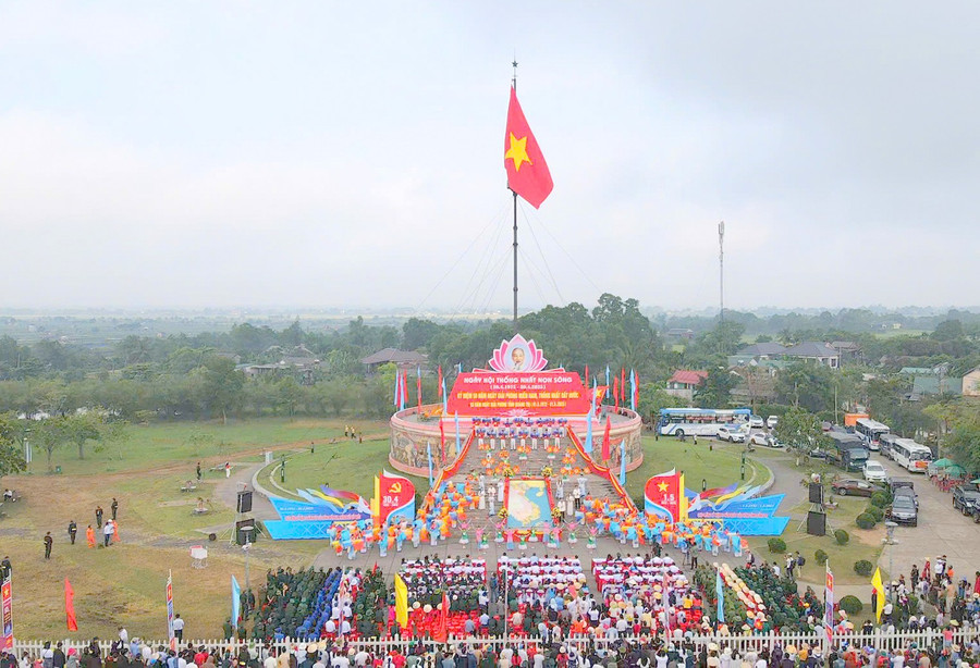Lễ Thượng cờ “Thống nhất non sông” nhân Kỷ niệm 50 năm Ngày Giải phóng miền Nam, thống nhất đất nước.