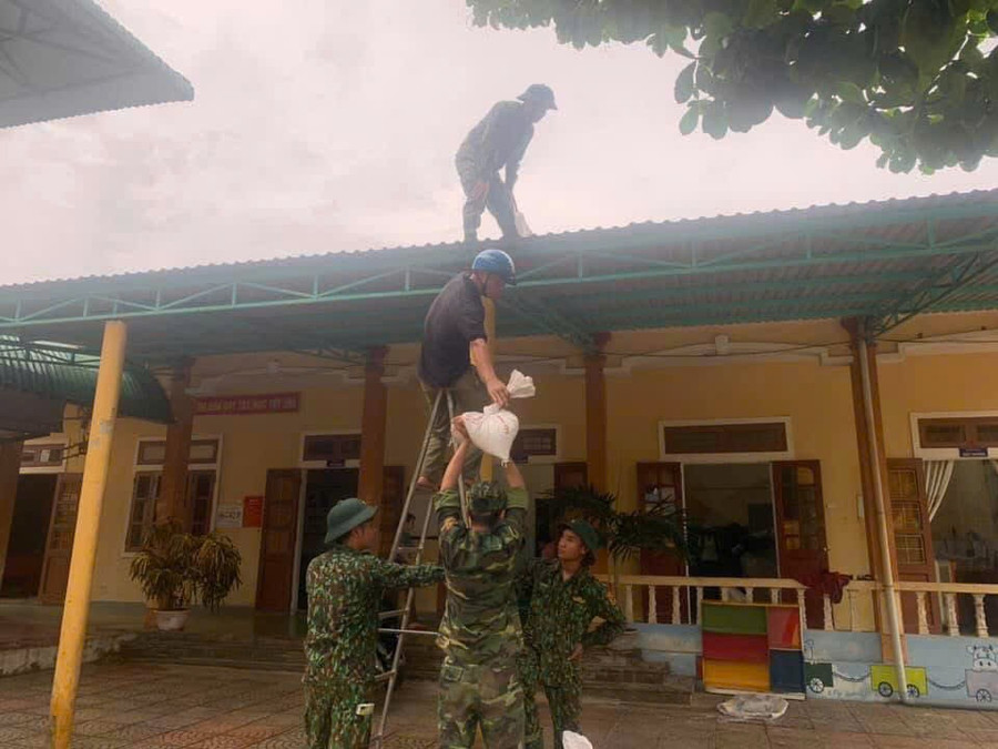 Tại trường Mầm non Cửa Việt (xã Cửa Việt), Bộ đội biên phòng cũng hỗ trợ gia cố công trình trường học. mam-non-cua-viet.jpg