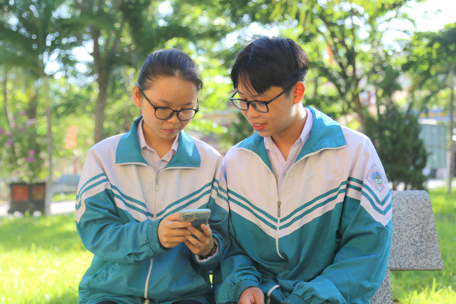 Hai bạn cùng lớp kiểm tra lại thông tin về kết quả thi. thi-sinh-thu-khoa-1.jpg