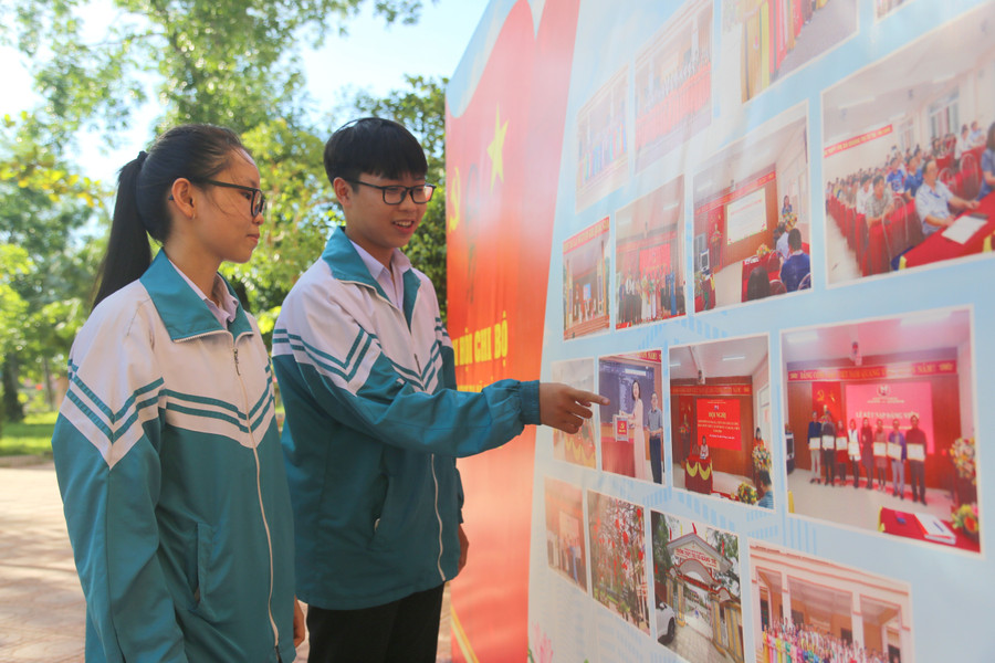 Như Quỳnh và Tuấn Kiệt xem các hình ảnh hoạt động của trường, chuẩn bị cho sự kiện kỷ niệm 50 năm thành lập. thi-sinh-thu-khoa-3.jpg
