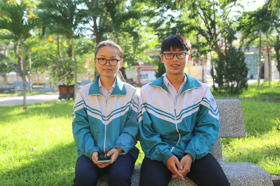 Hai bạn cùng sinh hoạt, học tập trong một tập thể đoàn kết, có nhiều cá nhân nổi bật về học tập. thi-sinh-thu-khoa-2.jpg