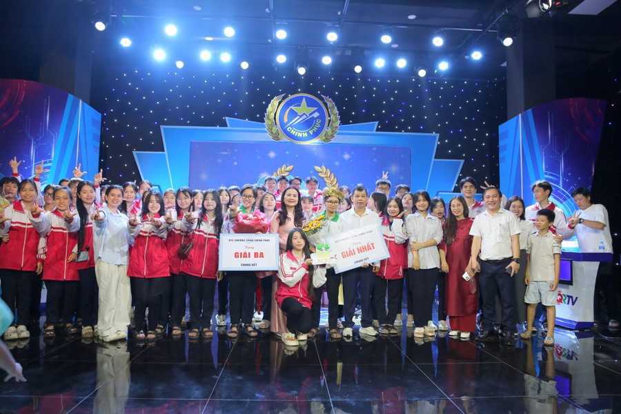 Lãnh đạo Sở GD&ĐT chia sẻ niềm vui với học sinh các trường. le-quy-don-3.jpg