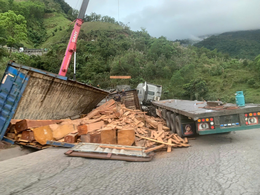 Xe chở gỗ bị lật khiến Quốc lộ 15 ở Quảng Trị bị ách tắc.