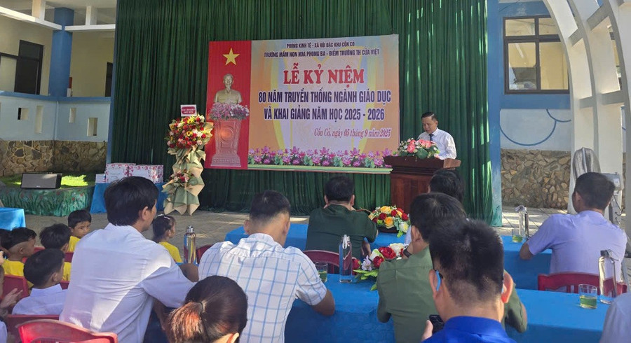 Ông Trần Xuân Anh - Bí thư Đảng ủy, Chủ tịch Đặc khu Cồn Cỏ phát biểu tại lễ khai giảng. con-co-4.jpg
