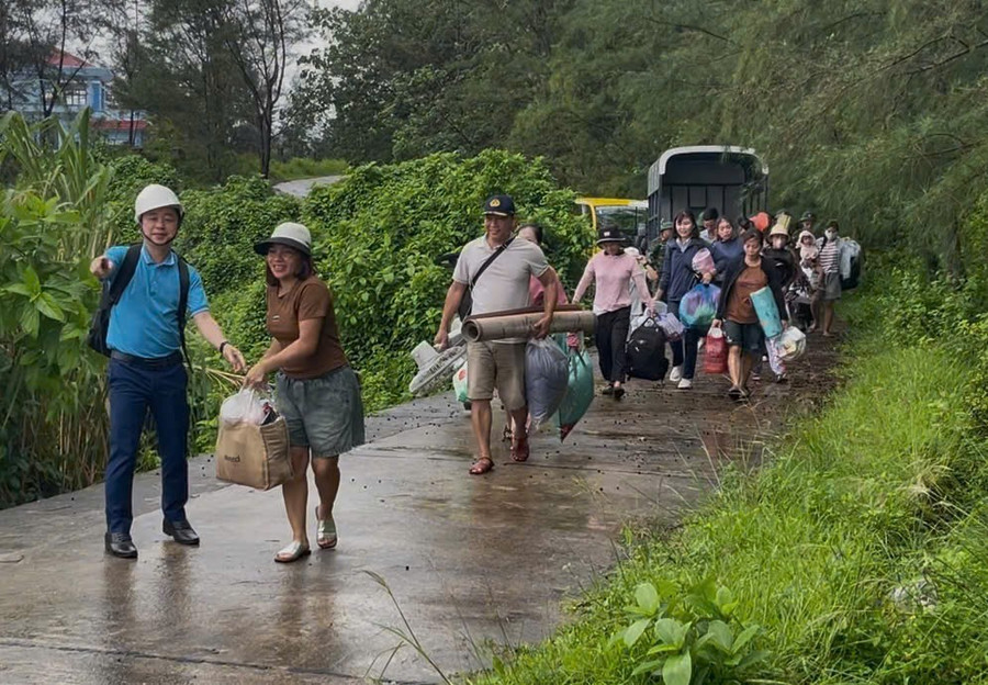 Đến trưa nay, đã hoàn thành di chuyển gần 300 người vào hầm tránh trú. 1000016028.jpg