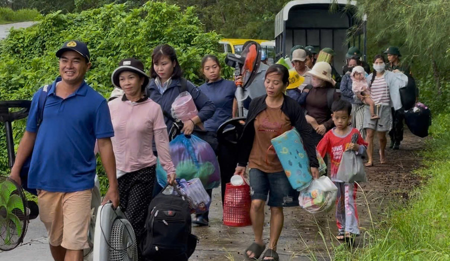Người dân trên đảo Cồn Cỏ di chuyển vào hầm trú bão. 1000016027.jpg