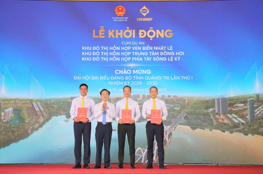 Lãnh đạo UBND tỉnh trao chứng nhận đầu tư cho các dự án. khu-do-thi-1.jpg