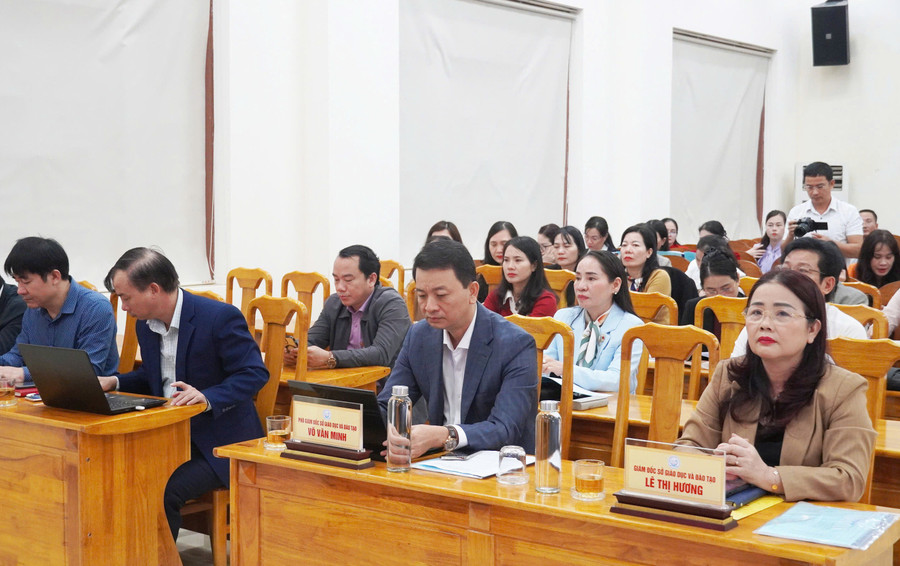 Lederne fra Utdannings- og opplæringsdepartementet deltok på konferansen. nghi-quyet-71.jpg