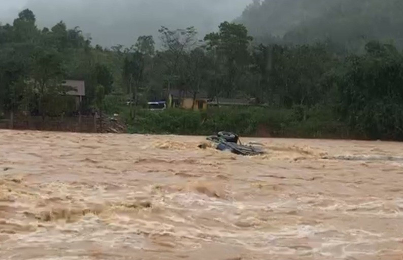 Chiếc xe tải bị cuốn trôi khi vượt qua ngầm tràn chảy xiết ở xã La Lay.