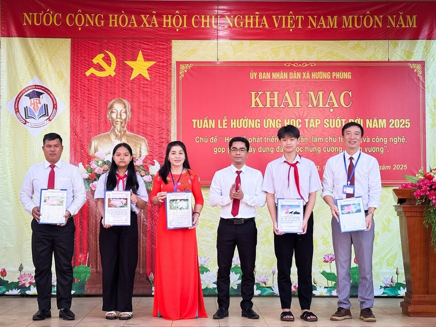 Lãnh đạo xã Hướng Phùng phát động Tuần lễ hưởng ứng học tập suốt đời.