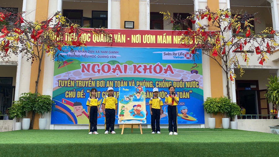 Học sinh trình bày nội dung tuyên truyền phòng chống đuối nước. bcbe361ced3b6065392a.jpg