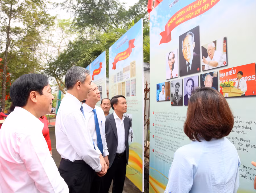 Các tư liệu, hiện vật trưng bày tại triển lãm.