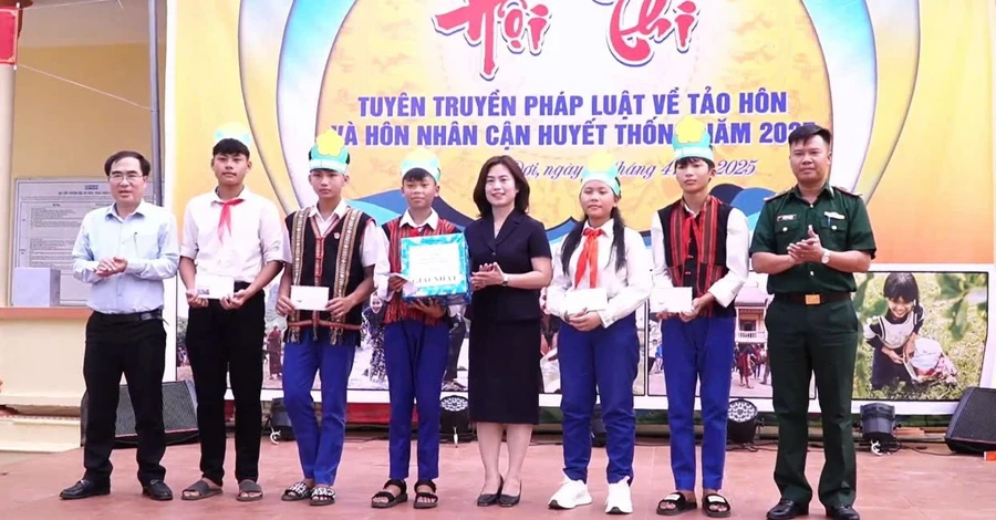 Học sinh miền núi tuyên truyền giảm thiểu tảo hôn và hôn nhân cận huyết.