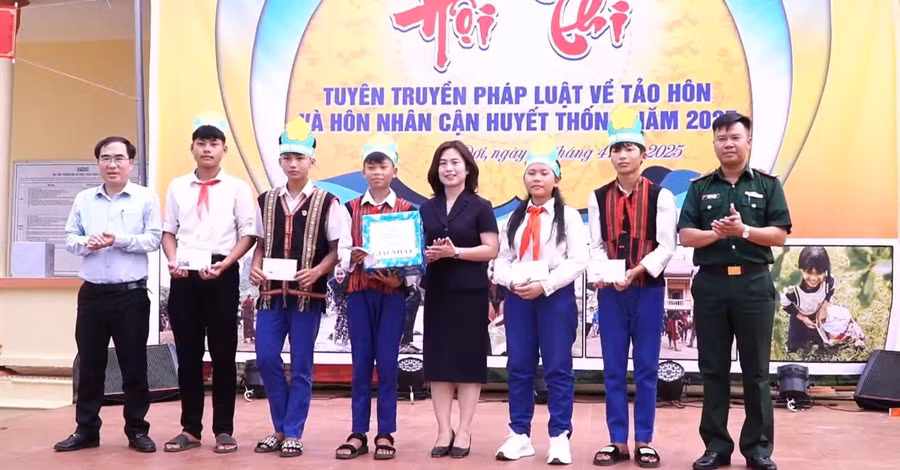 Học sinh miền núi tuyên truyền giảm thiểu tảo hôn và hôn nhân cận huyết.