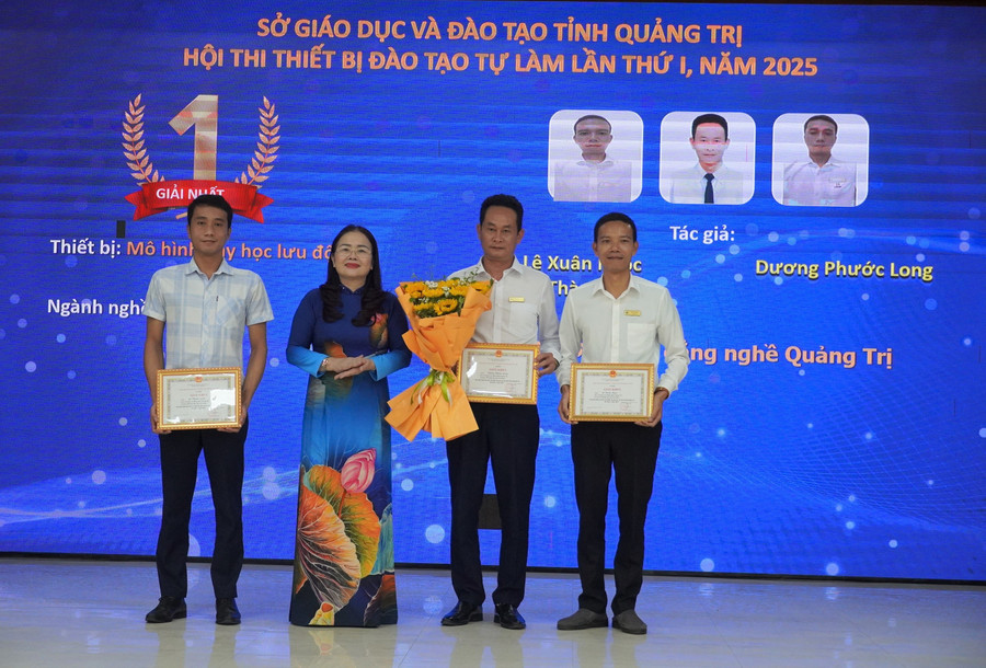 Ban tổ chức trao giải Nhất cho mô hình dạy học lưu động của nhóm tác giả Trường Cao đẳng Nghề Quảng Trị.