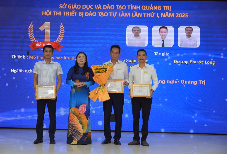 Ban tổ chức trao giải Nhất cho mô hình dạy học lưu động của nhóm tác giả Trường Cao đẳng Nghề Quảng Trị.